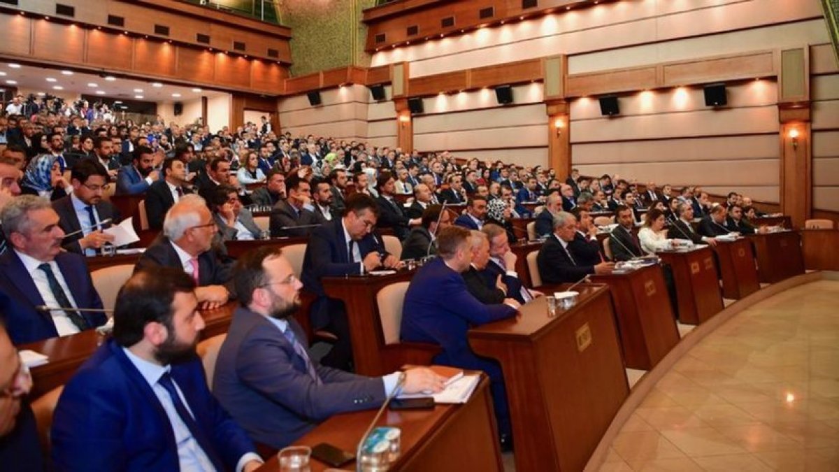İBB’nin milyarlarca liralık mal varlığı AKP'li belediyelere peşkeş çekildi