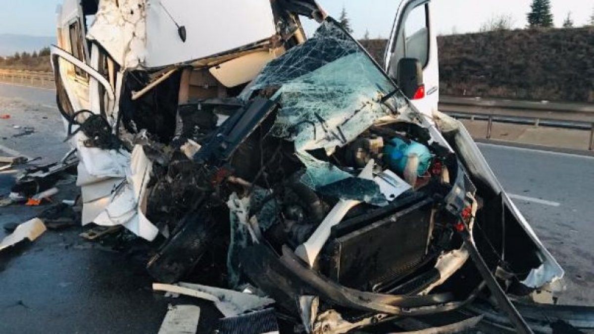 Bursaspor taraftarlarını taşıyan minibüs kaza yaptı: 17 yaralı