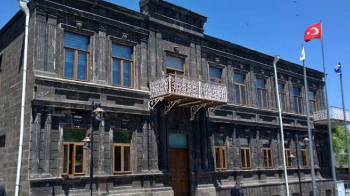 Kars Belediyesi’nin banka hesaplarına el konuldu