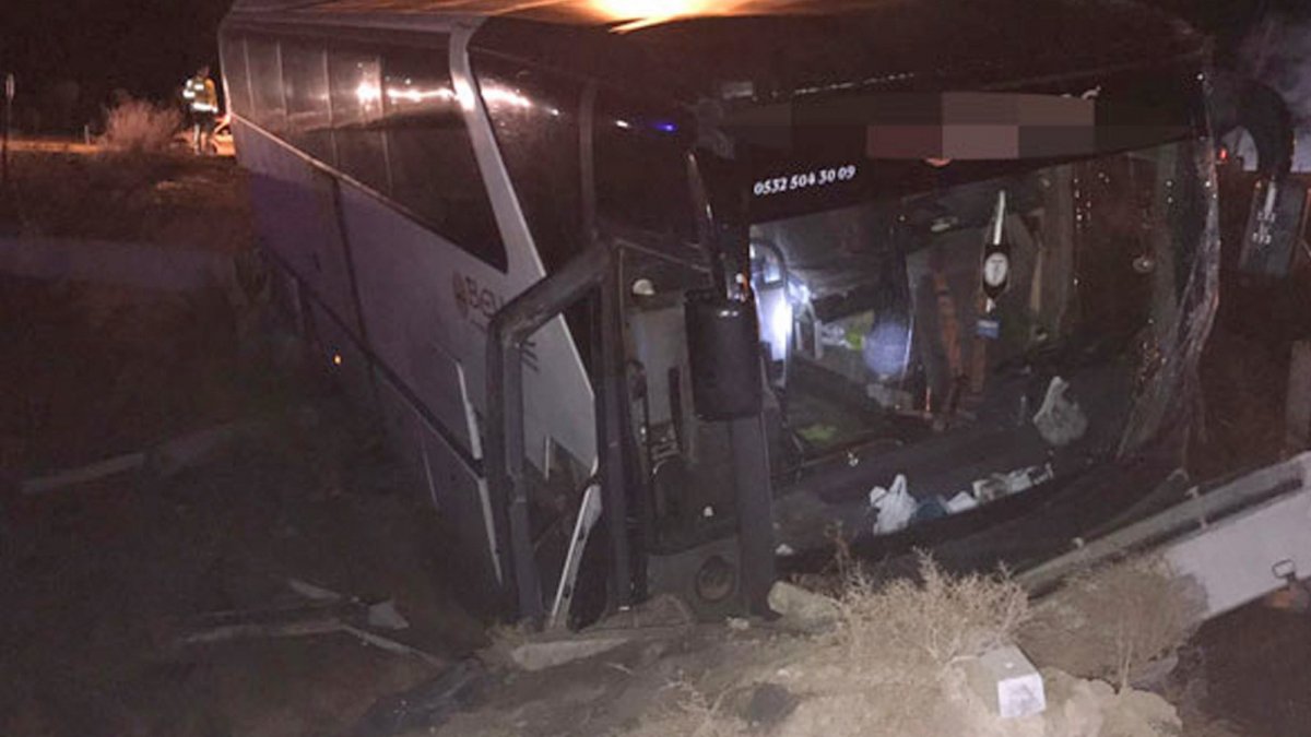 Bursaspor taraftarlarını taşıyan otobüs TIR'la çarpıştı: 19 yaralı