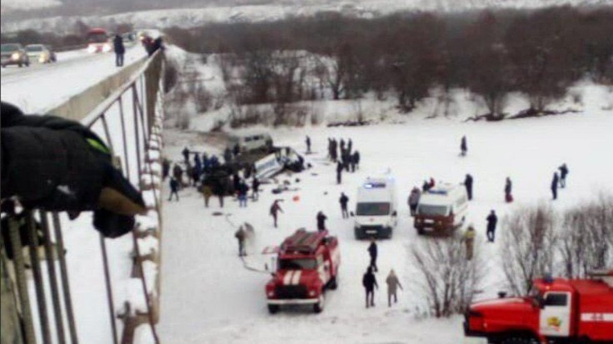 Rusya'da otobüs donmuş göle düştü: 2'si çocuk 19 ölü, 18 yaralı