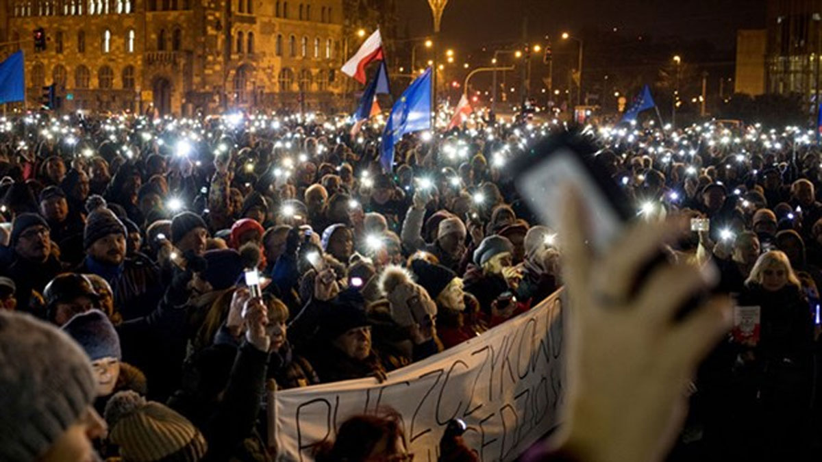 Polonya'da binlerce kişi 'bağımsız yargı' için sokağa çıktı