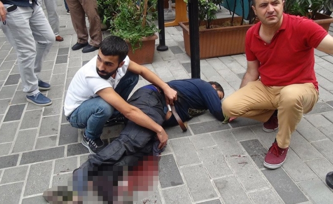 Taksim'de dehşet! Kızının önünde bıçakladılar...