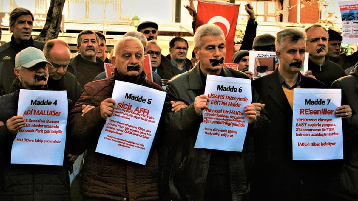 Emekli askerlerden Erdoğan'a bantlı protesto