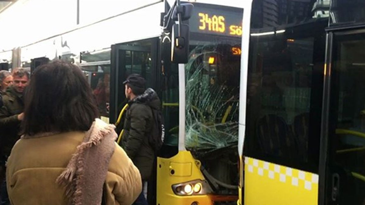 İki metrobüs çarpıştı: Çok sayıda ambülans sevk edildi