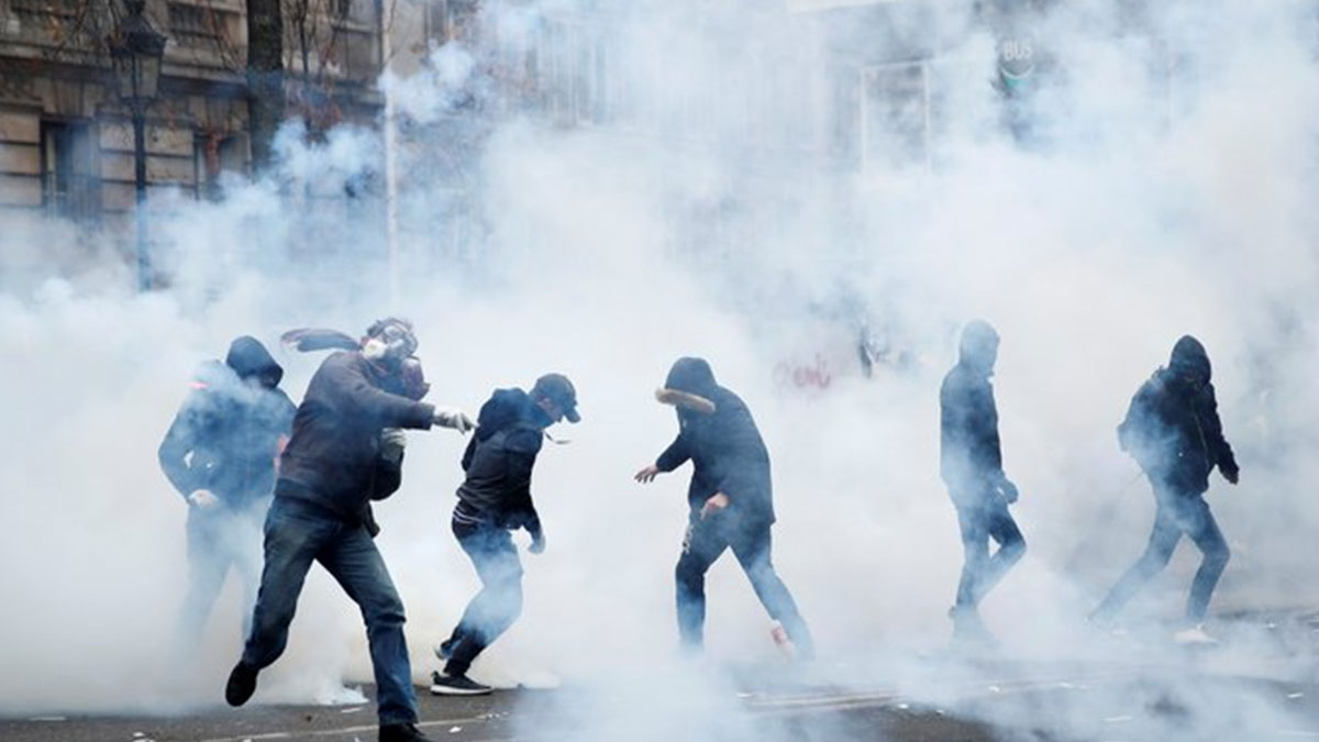 Fransa'daki greve müdahale: Polis sis bombası kullanmaya başladı