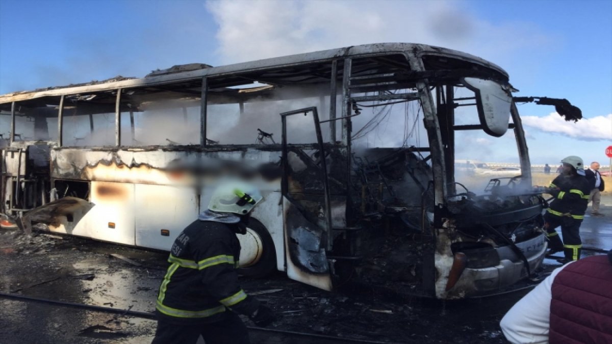 Rize'de seyir halindeki yolcu otobüsü alev aldı