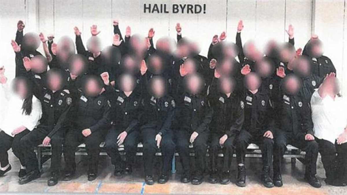 Nazi selamı vererek hatıra fotoğrafı çektiren cezaevi çalışanları açığa alındı