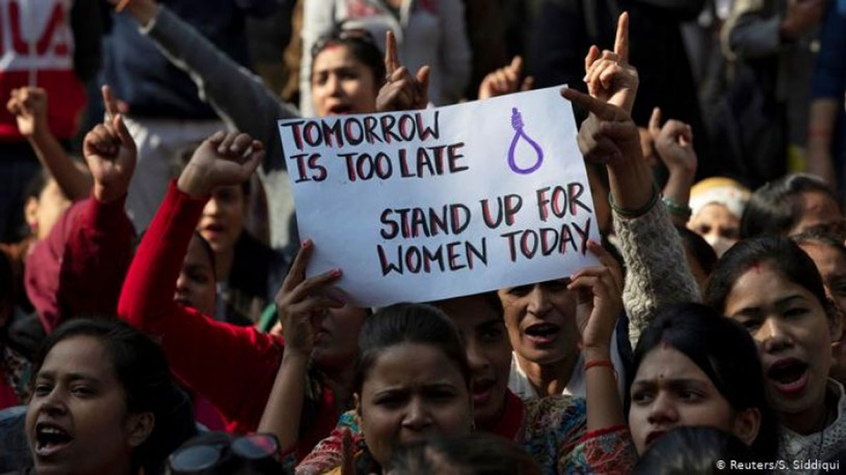 Hindistan'da tecavüzcülerin yaktığı kadın öldü