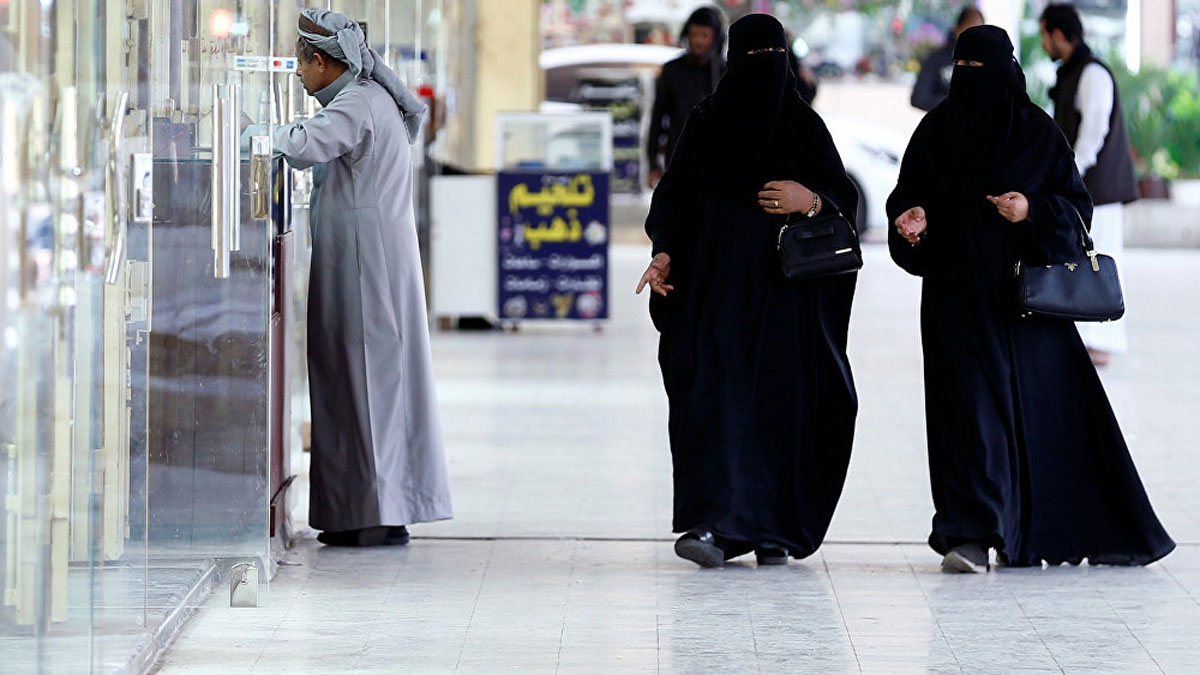 Suudi Arabistan'da kadınlar artık restoranlara erkeklerle aynı kapıdan girebilecek