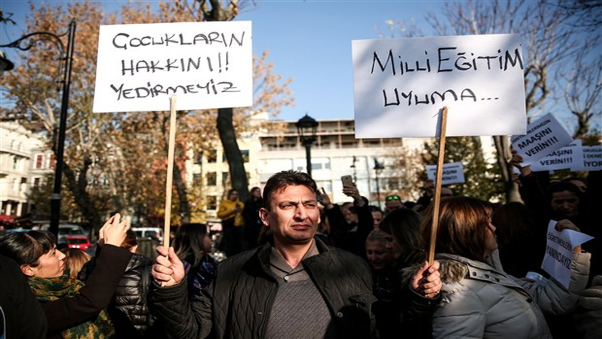 Doğa Koleji velilerinden İstanbul Milli Eğitim Müdürlüğü önünde eylem