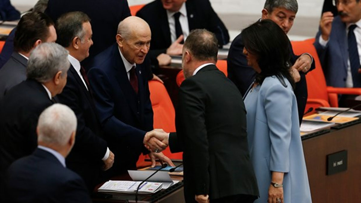 MHP Genel Başkanı Devlet Bahçeli ve HDP Eş Genel Başkanları tokalaştı