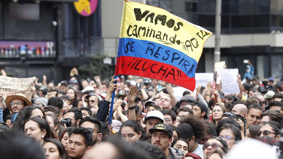 Kolombiya'da binler 'direnişin şarkısı'nı söyledi