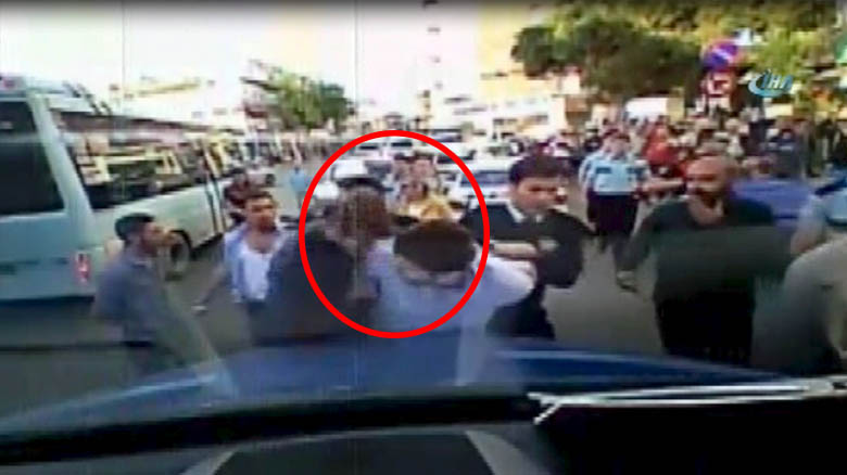 Polis minibüsçüye kafa atarak, böyle gözaltına aldı!