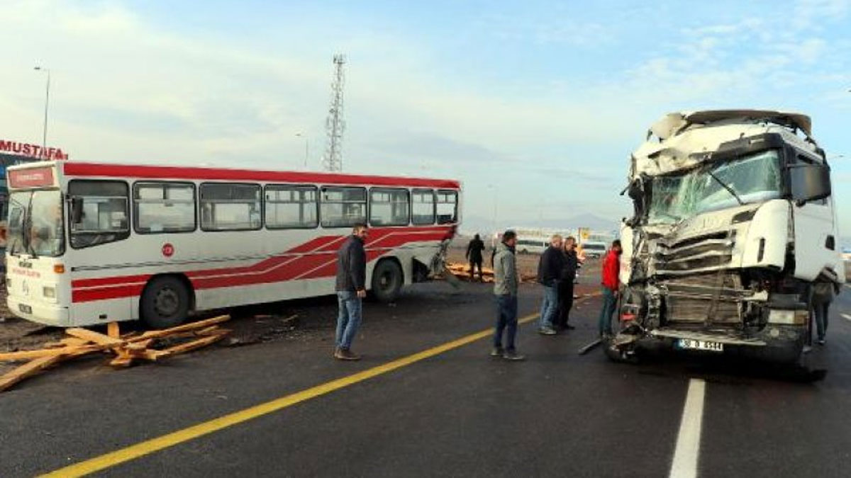TIR, belediye otobüsüne çarptı: 11 yaralı