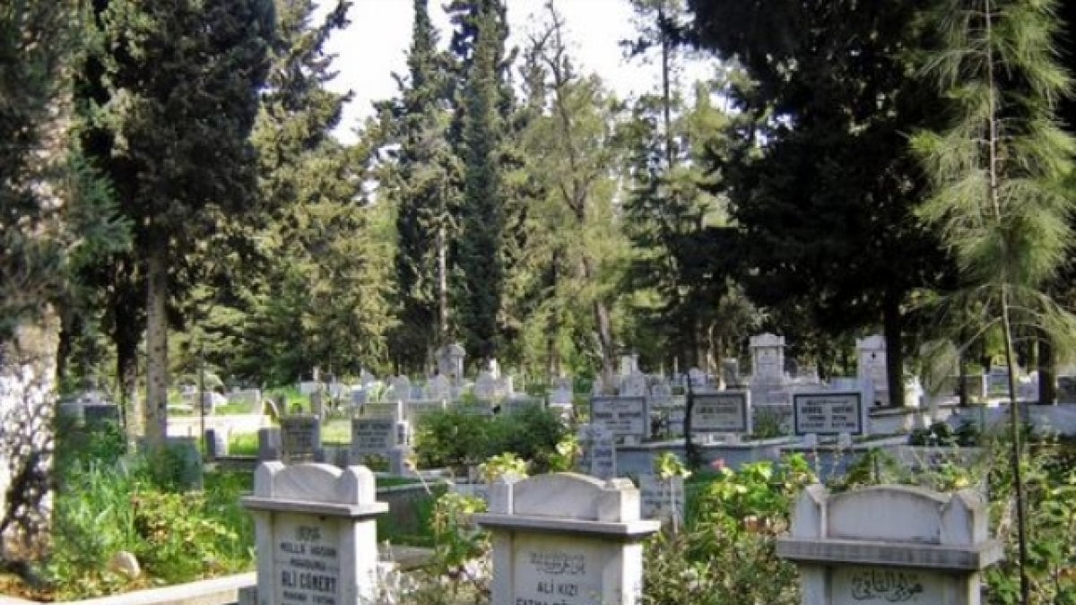 Tarikatçılar mezarlara saldırdı