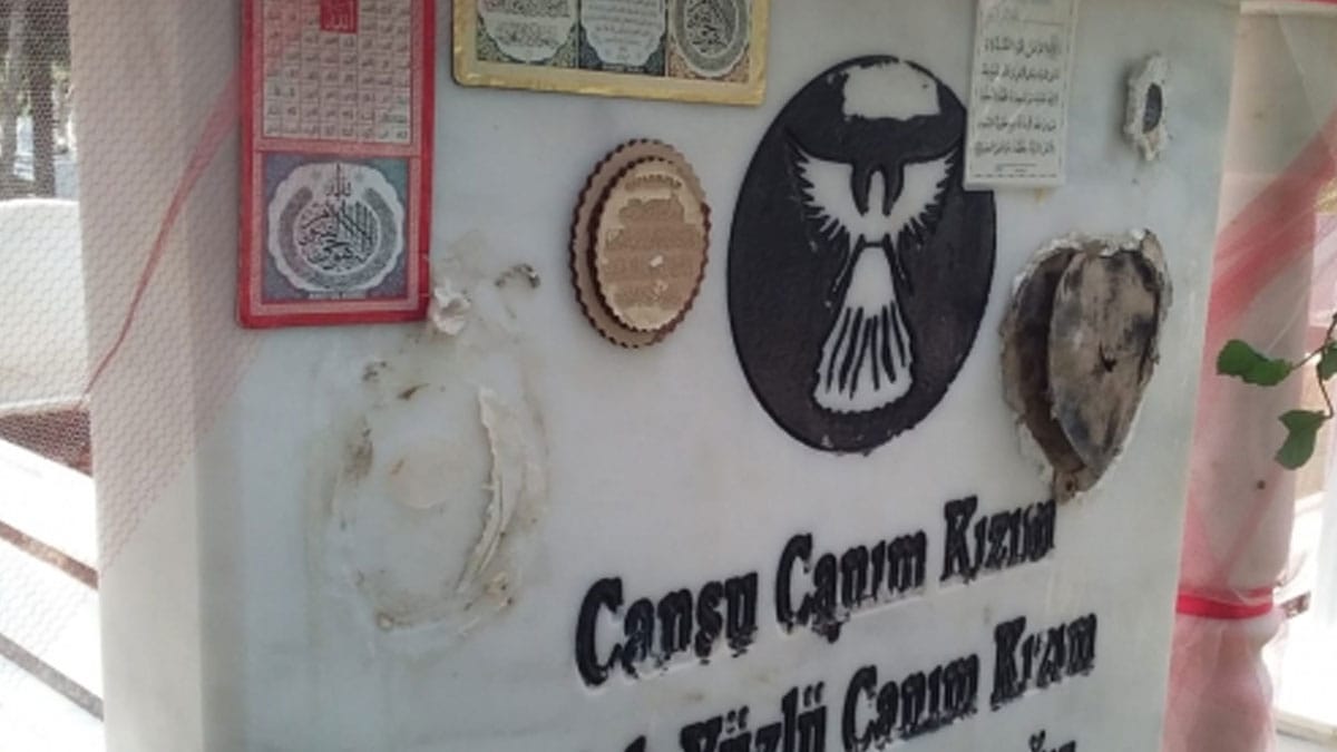 Gericiler mezarlara saldırdı: 'Günah' diyerek fotoğraflı mezarları tahrip ettiler