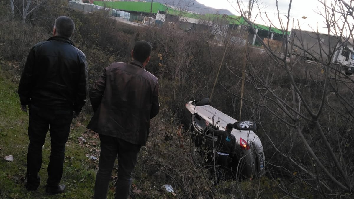 Otomobil, dere yatağına yuvarlandı: 3 yaralı