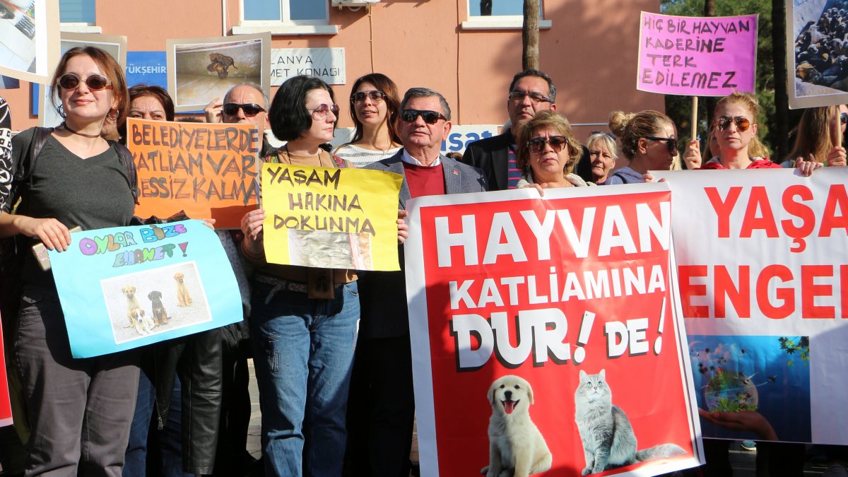 Alanya'da hayvanseverlerden protesto