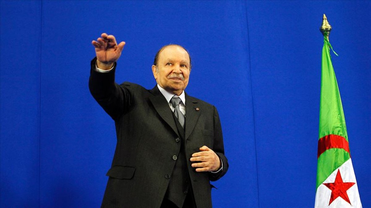 Cezayir'de cumhurbaşkanlığı seçimlerini kaybeden eski Başbakan Ali bin Flis siyaseti bıraktı