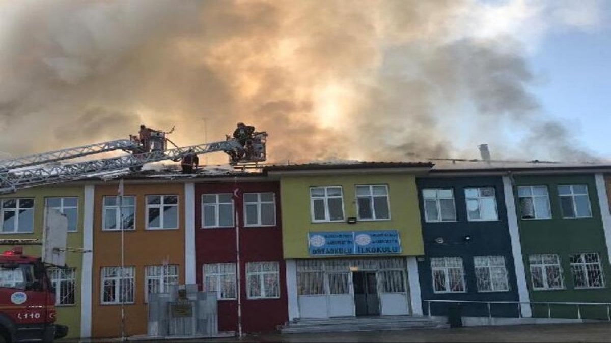 Okulda yangın çıktı, öğrenciler tahliye edildi