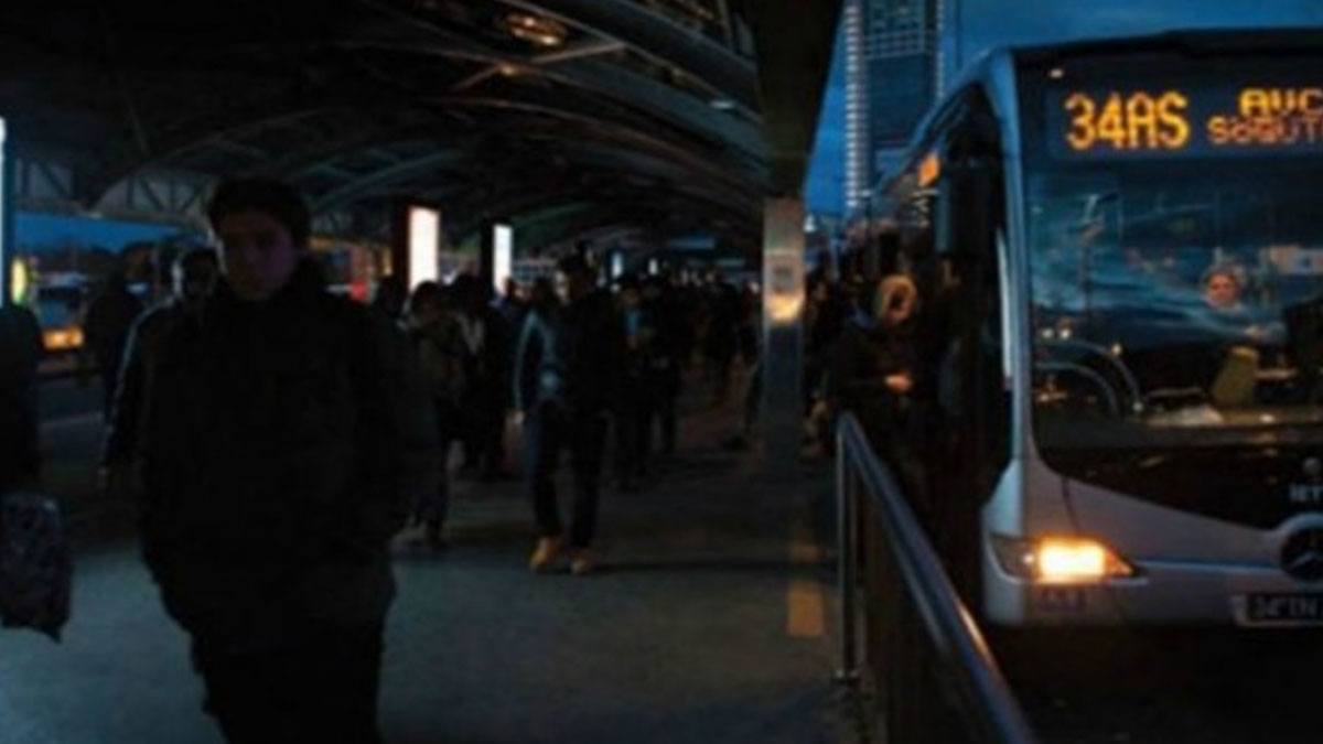 Durakta bekleyen yolcuya metrobüs çarptı: Kolundan hafif yaralandı