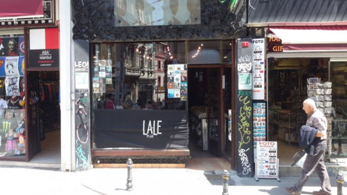Beyoğlu'nun sembol mekanlarından Lale Plak kapanıyor