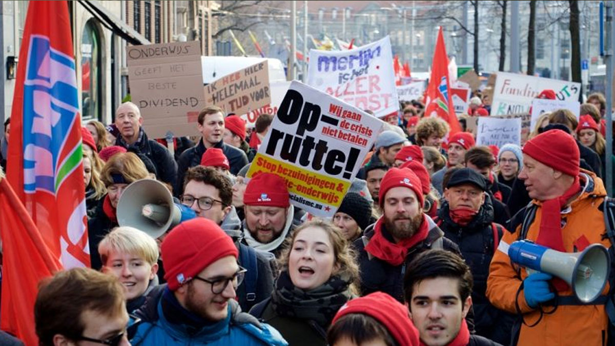 Hollanda'da hükümet protesto edildi