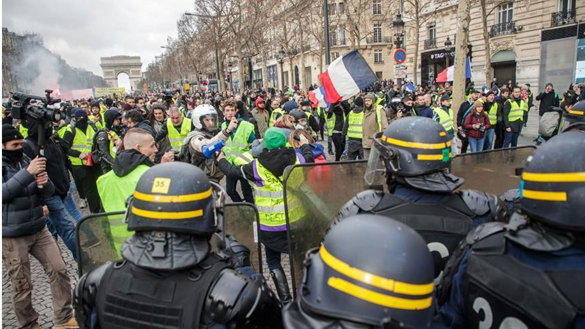 Fransa'da eylemciye taş atan polise 2 ay hapis