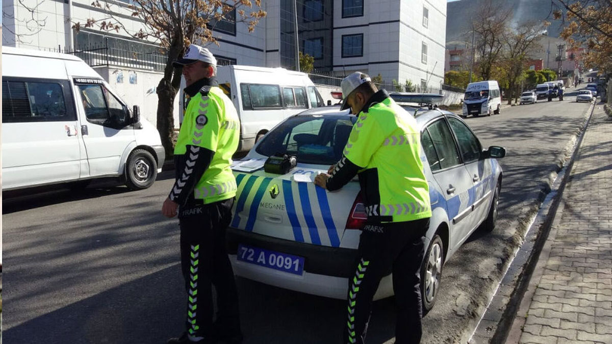 Trafik polisi, eşine para cezası kesti