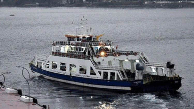 Çanakkale'de  feribot seferlerine fırtına engeli