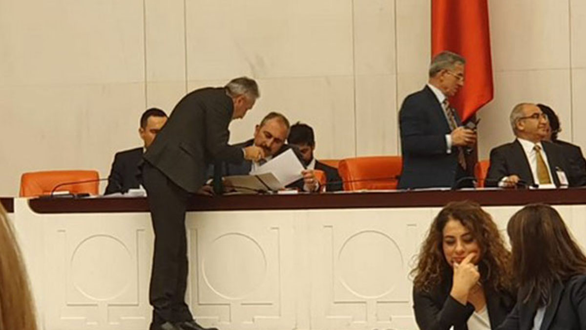 CHP'li Adıgüzel, Adalet Bakanı'na yolsuzluğun tutanağını verdi
