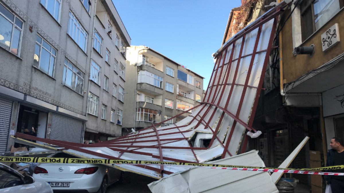 Lodos, Beyoğlu'nda bir binanın çatısını uçurdu