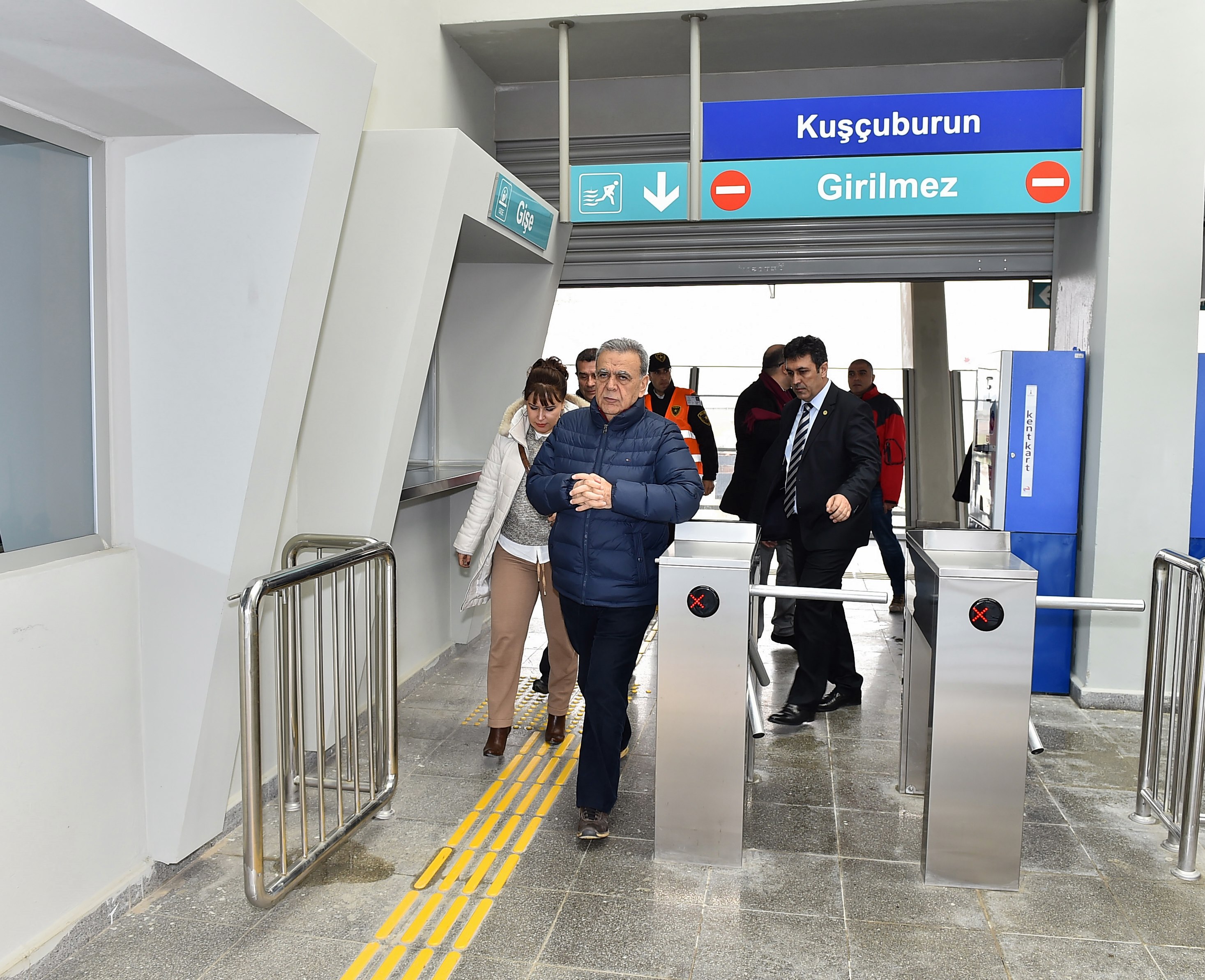 İzmir Büyükşehir Belediye Başkanı Aziz Kocaoğlu Kürsüyü terk etti, Başbakan Yıldırım dalga geçti!