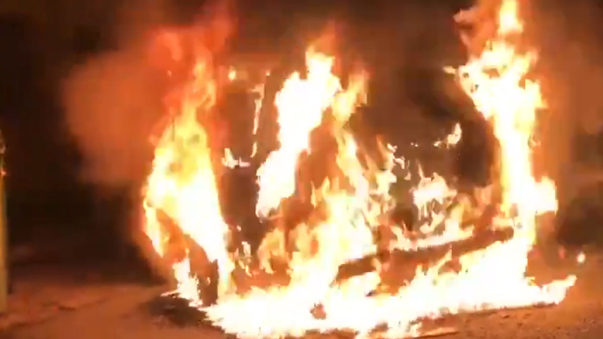 Yunanistan'da Türk konsolosluk çalışanın arabası ateşe verildi