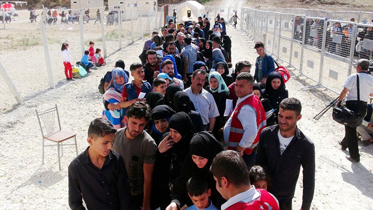 İdlib'den Türkiye sınırına 450 bin kişi göç etti