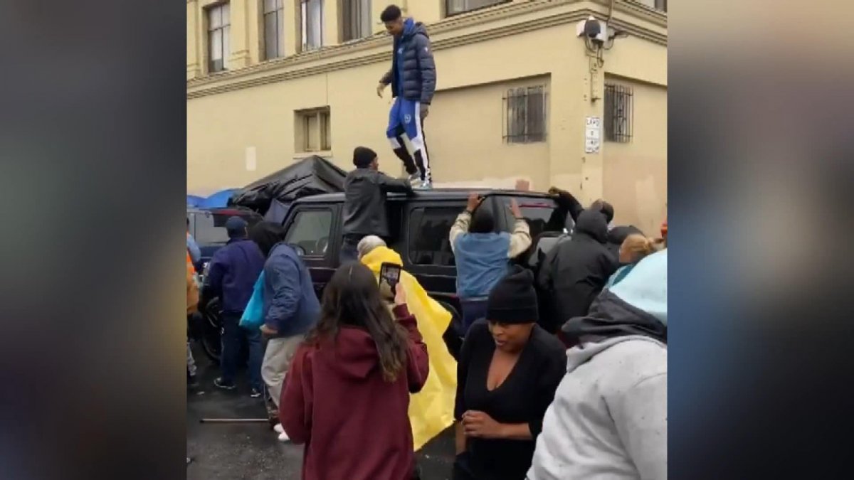 ABD’li rap şarkıcısı ‘Blueface’ sokakta para saçtı