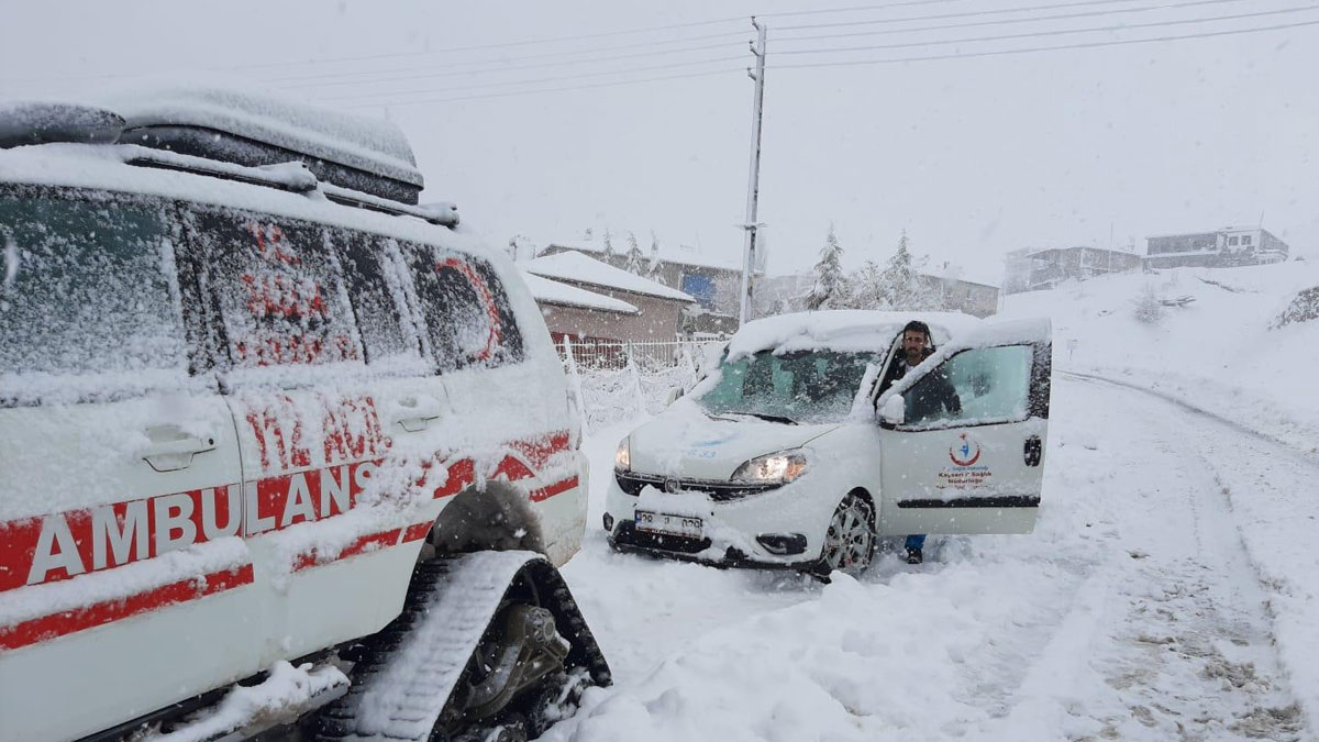Karda mahsur kalan hastalar, paletli ambulansla hastaneye ulaştırıldı