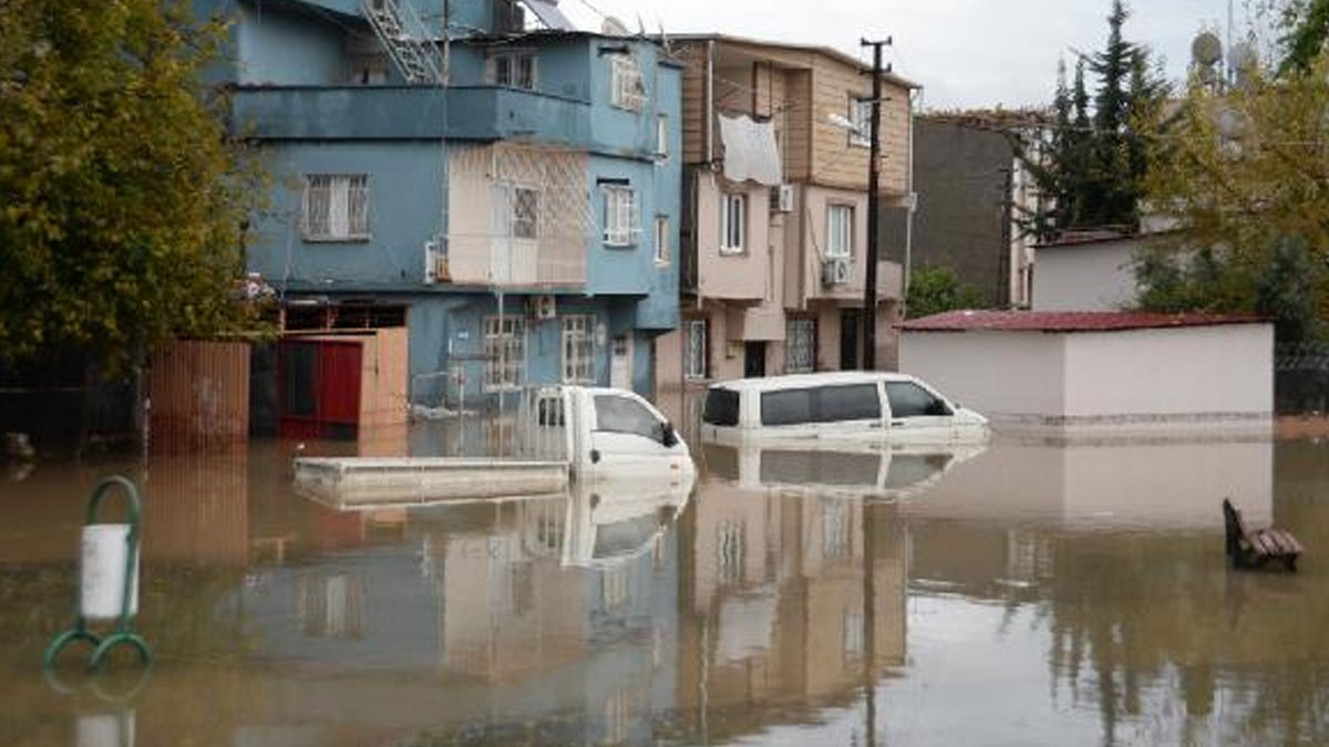 Adana'da sel felaketi hayatı felç etti