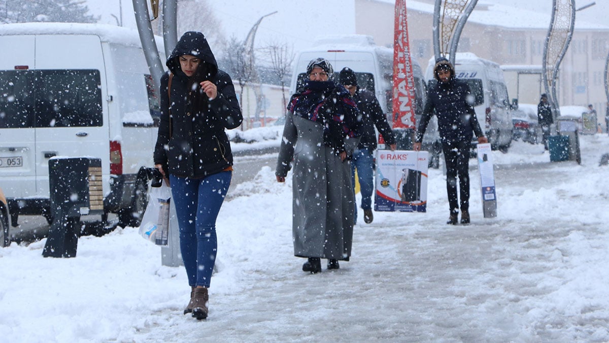 Kar yağışı nedeniyle 24 köy ve 51 mezra yolu ulaşıma kapandı