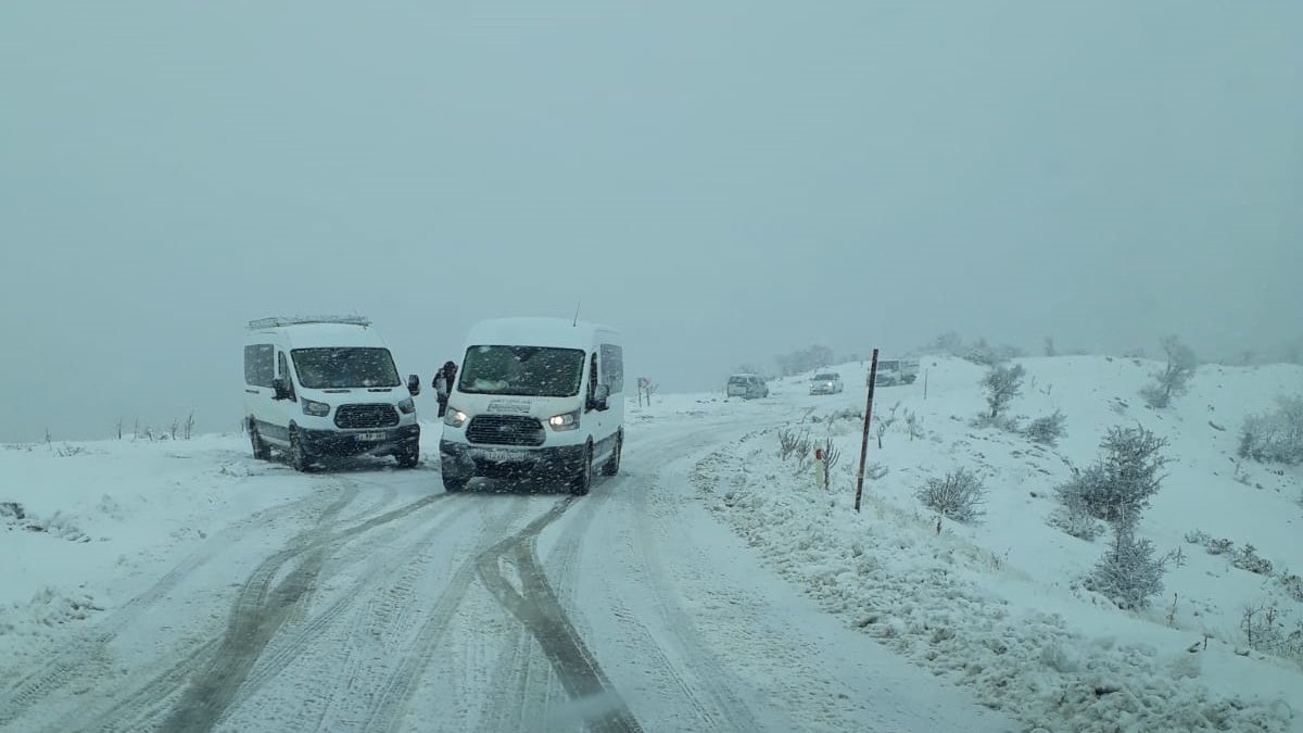Bingöl'de kar yağışı nedeniyle araçlar mahsur kaldı