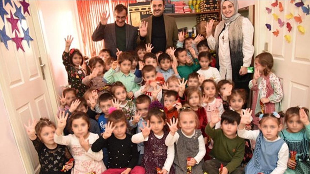 AKP'li belediye başkanı çocuklara rabia işareti yaptırdı