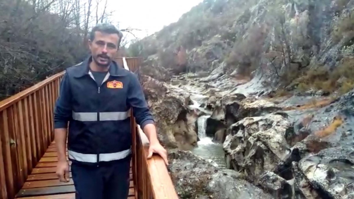 Kanyonda karacayı kurtaran itfaiyeci: 1,5 saatte kurtardık