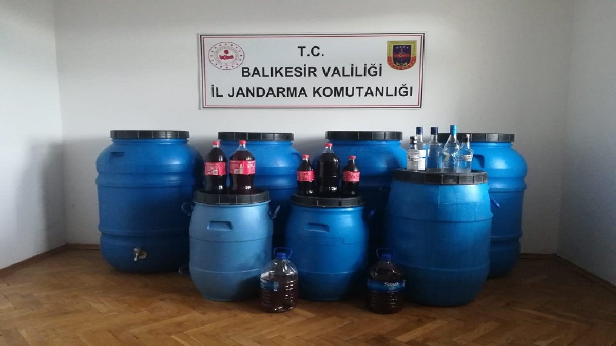 Ayvalık'ta 2 bin 400 litre 'sahte içki' ele geçirildi
