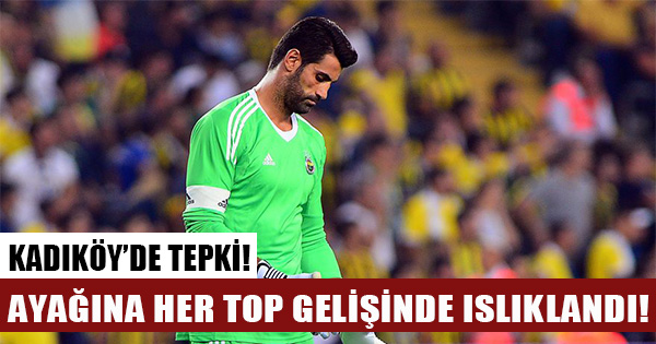 Kadıköy'de oynanan maçta Fenerbahçe taraftarı Volkan Demirel'e tepki gösterdi