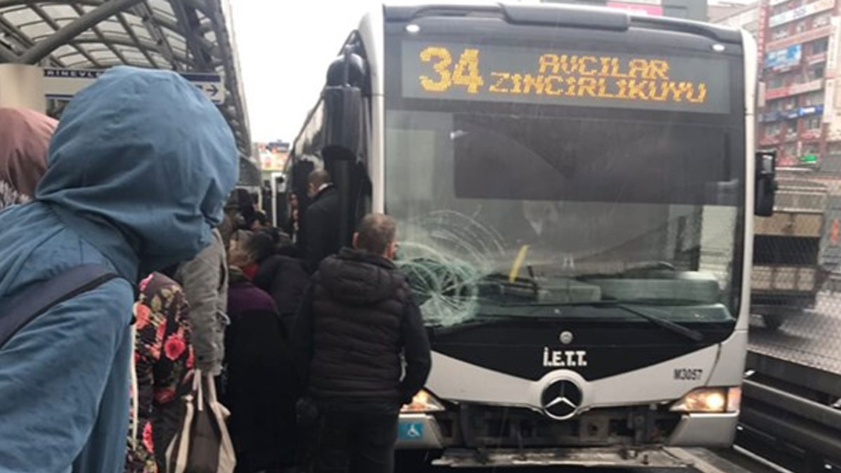 İstanbul'da metrobüs yolcuya çarptı