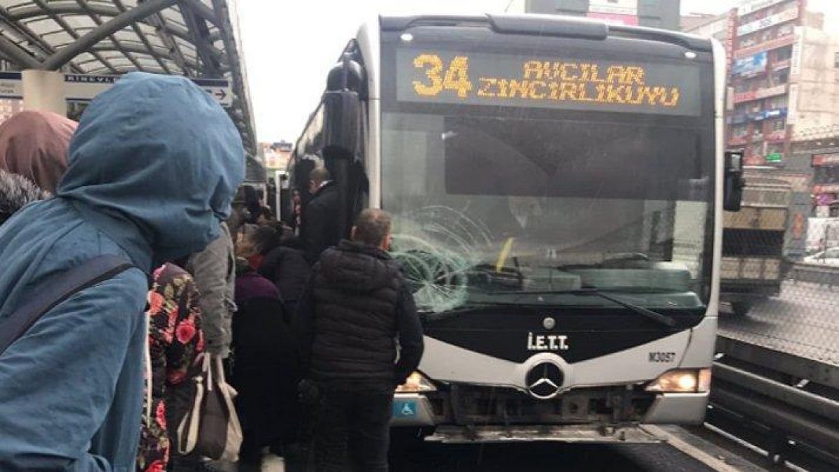 Metrobüs yolcuya çarptı: Seferler durdu