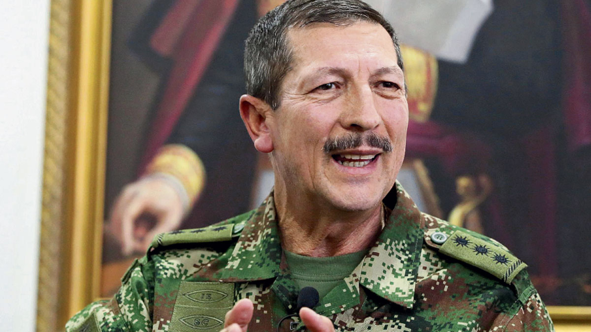 Kolombiya'da hakkında soruşturma açılan Kara Kuvvetleri Komutanı görevi bıraktı
