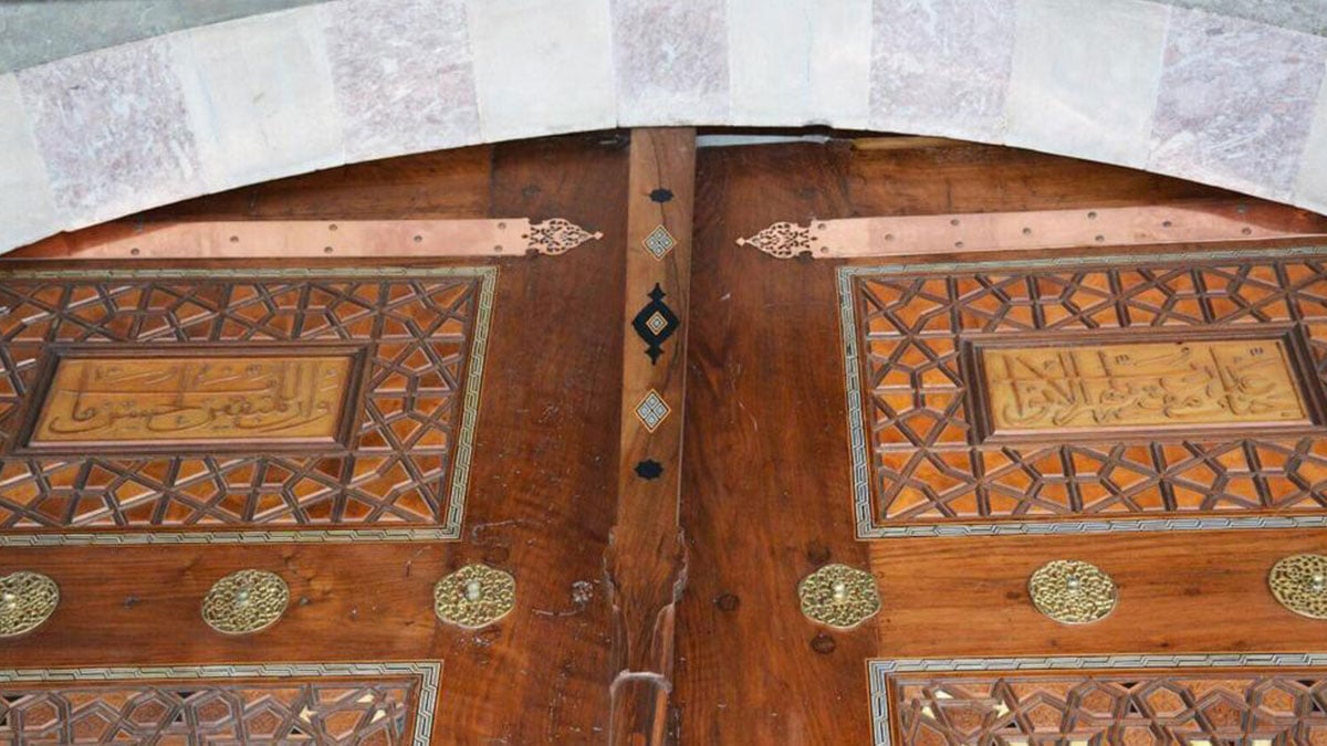 Bir restorasyon faciası da Süleymaniye Camii'nde: Kapıdaki ayetler ters konuldu