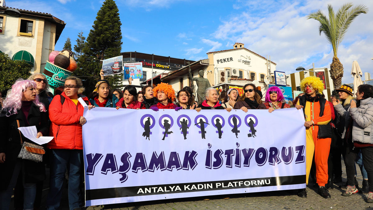 Antalya'da kadınların 'danslı protestosuna' polis engeli